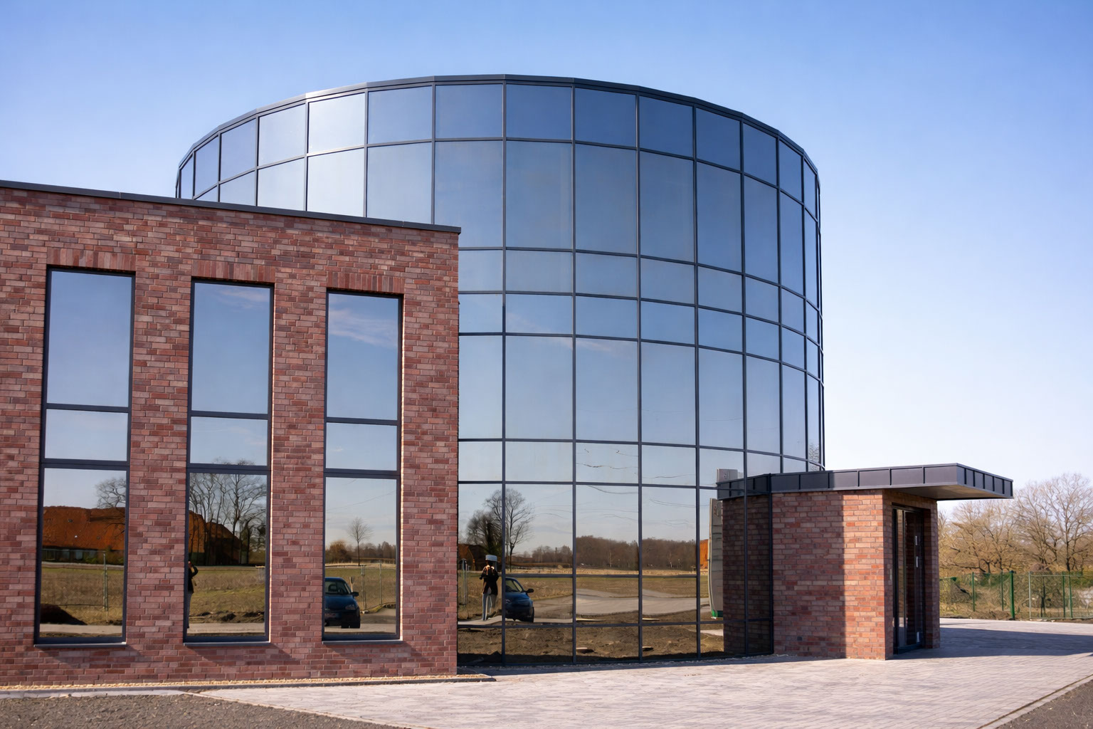 Glasfassade rundbau gewerbebau niedersachsen
